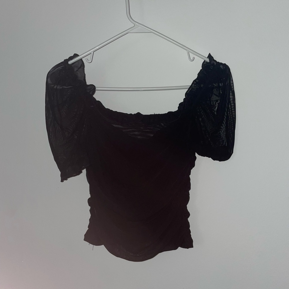 Black crop top, puffy sleeves